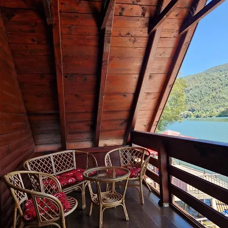 Lake Cottage *
